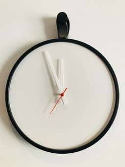 Relogio Short Strip Preto Alça Preta Mostrador Branco Perfurado 40 cm