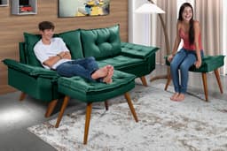 Sofa Retro Bariloche 3 Lugares Tecido Suede Com Duas Banquetas Rubi Pes em Madeira