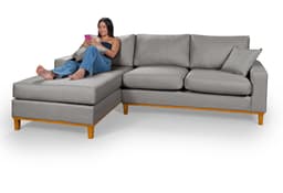Sofá Living Amsterdã Com Chaise 3 Lugares Revestido Linho Base em Madeira